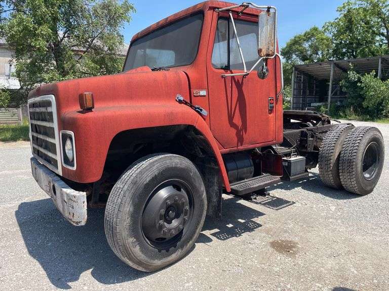 1984 International S 1700 semi tractor