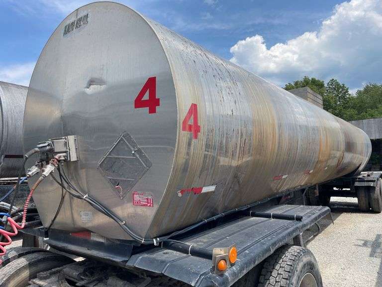 DEC Insulated stainless steel tanker trailer