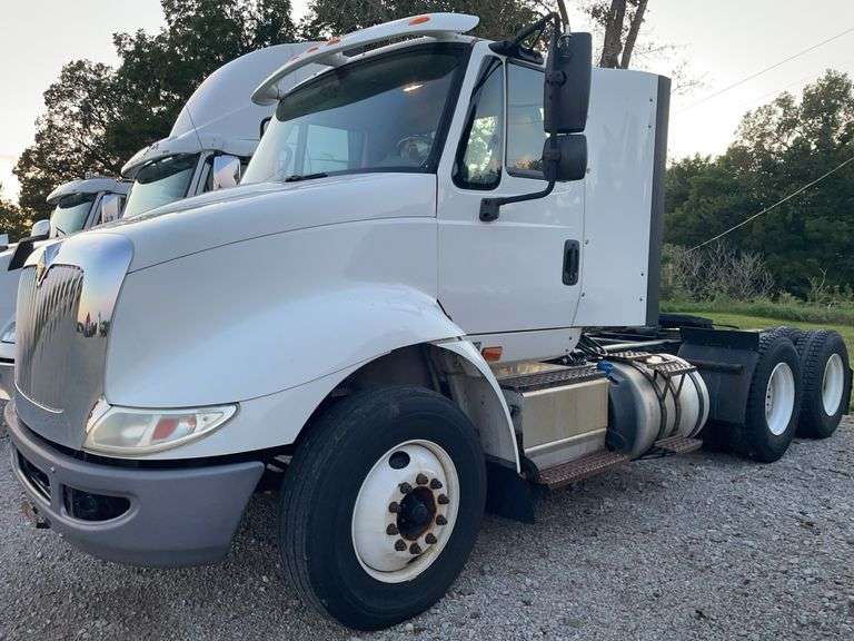 2015 Navistar 8600 day cab semi - Automatic