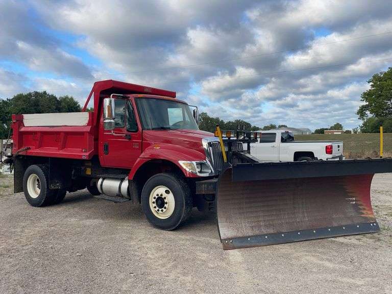 2002 International 7300 dump truck w/ snowplow