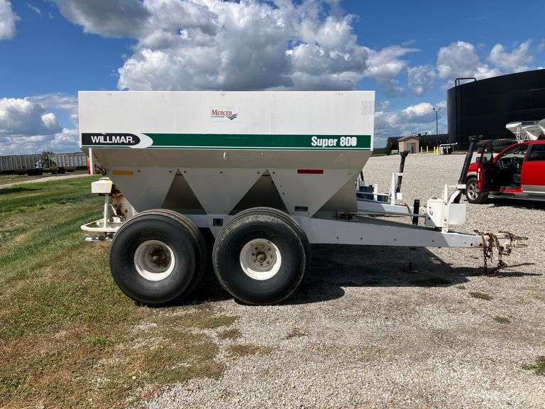 Willmar Super 800 Fertilizer Spreader