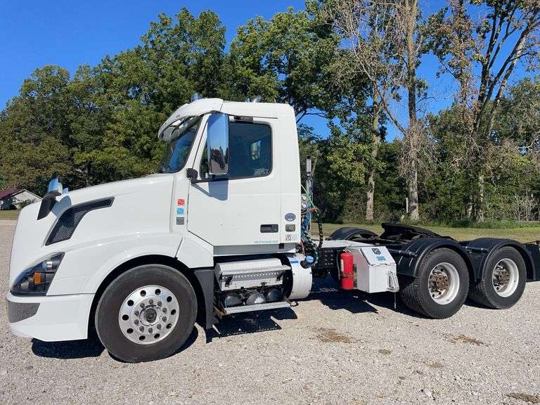 2016 Volvo day cab semi