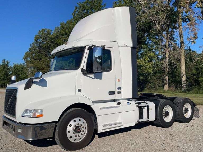 2017 Volvo day cab semi - Automatic
