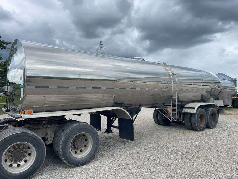 Stainless steel 7000 gallon tanker