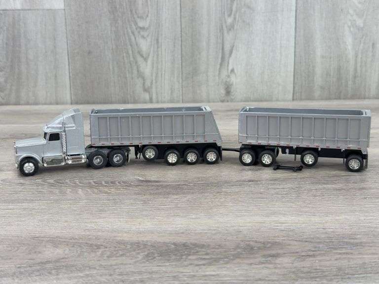 International Navistar Truck W/2 Dump Trailers, 1/64, Custom