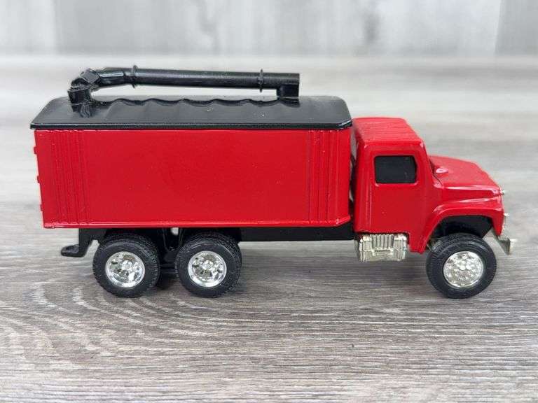 3 Feed Trucks, 1/64, Ertl, 1 Is Favorite Farm Supply