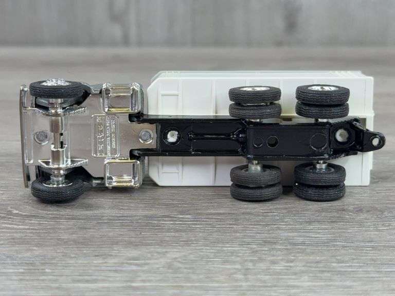 3 Feed Trucks, 1/64, Ertl, 1 Is Favorite Farm Supply