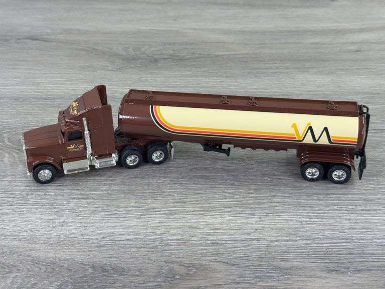 International Navistar Van Manen Oil Tractor Tanker, 1/64, Ertl
