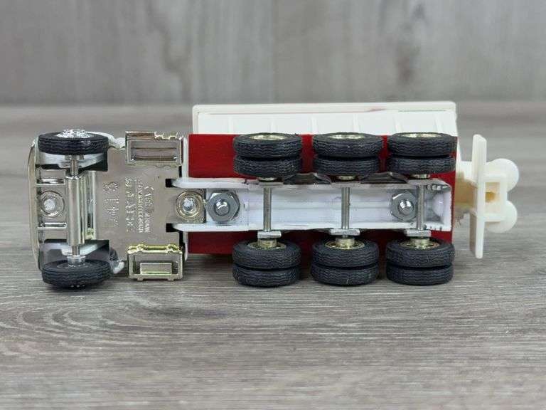 3 Fertilizer Spreaders, 1/64, Ertl,  2 are Custom