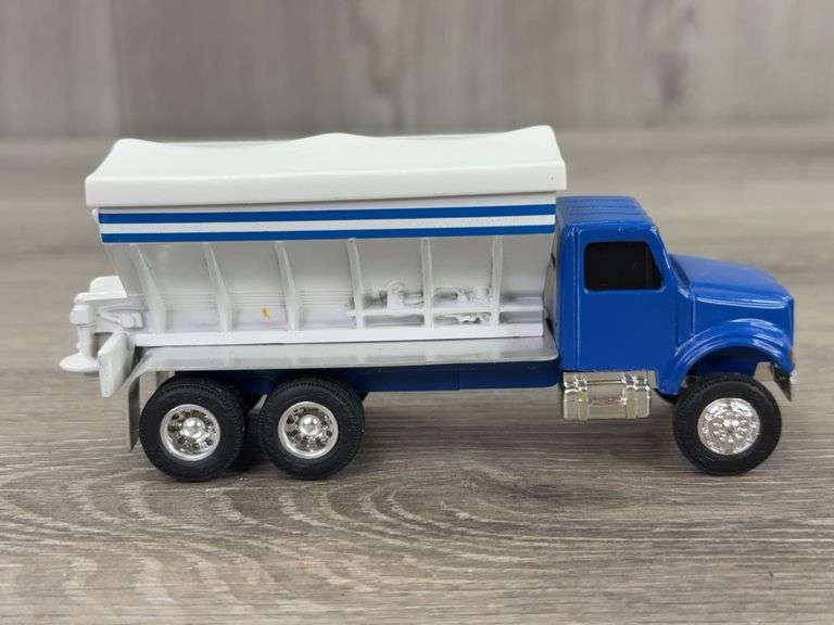 3 Fertilizer Spreaders, 1/64, Ertl,  2 are Custom