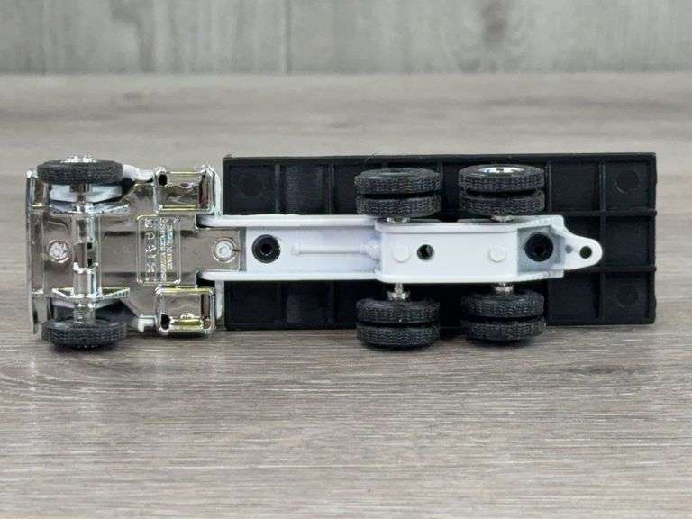 Custom Tanker And Fertilizer Tank Straight Truck-Ertl, 1/64