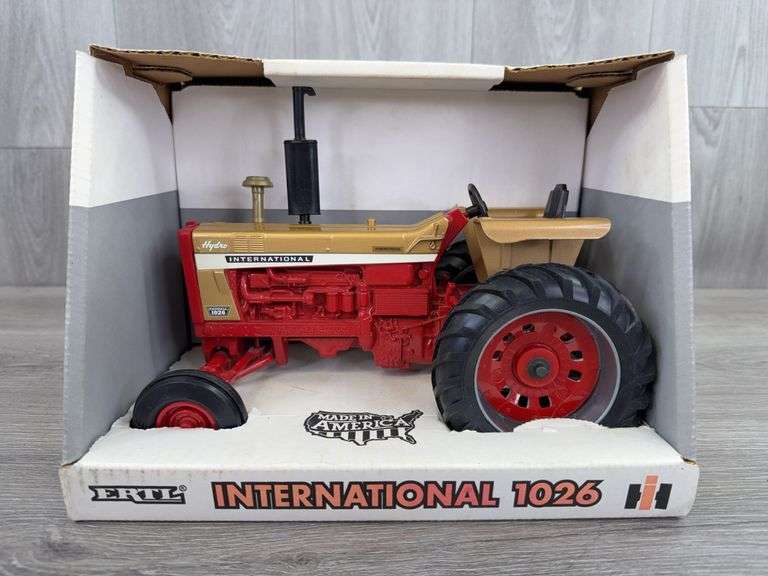 International Farmall 1026 WF Hydro, 1/16, Gold Demonstrator