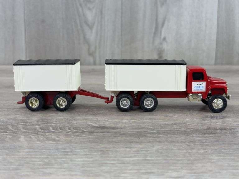 3 Grain Trucks & Pups, 1/64, Ertl, Grain Co. Truck Is Dump