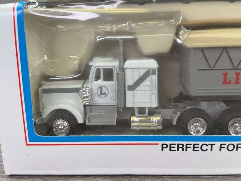 Lionelville Grain Co. Tractor And Grain Rig, 11 1/2", Lionel, 0 And 027 Gauge Train Layouts