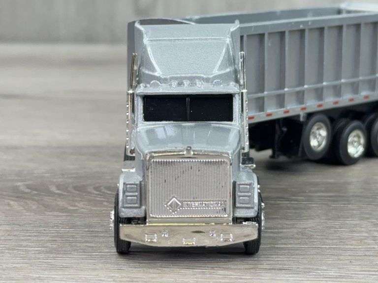 International Navistar Truck W/2 Dump Trailers, 1/64, Custom