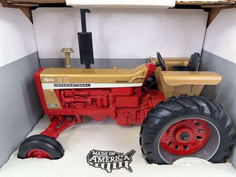 International Farmall 1026 WF Hydro, 1/16, Gold Demonstrator