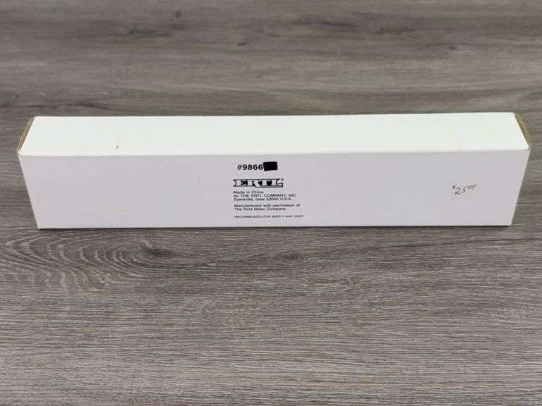 Ford LTL-9000 W/Sleeper Dyersville Tractor Trailer, 1/64, Ertl, Limited Edition