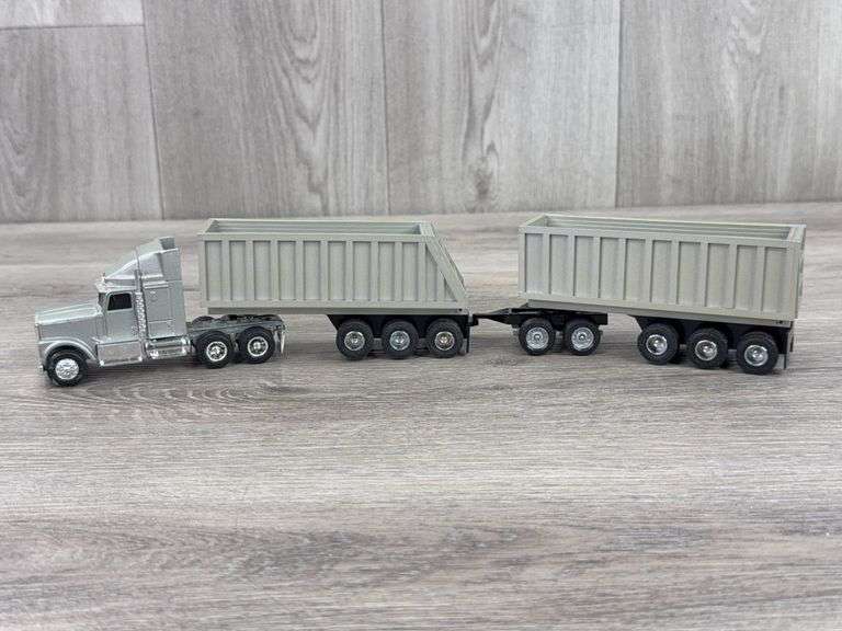 International Navistar Truck W/2 Dump Trailers, 1/64, Custom