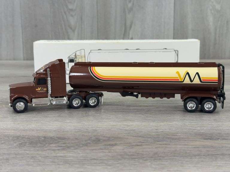 International Navistar Van Manen Oil Tractor Tanker, 1/64, Ertl