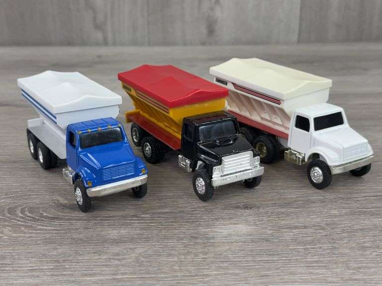 3 Fertilizer Spreaders, 1/64, Ertl,  2 are Custom