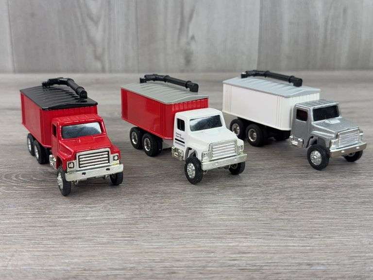 3 Feed Trucks, 1/64, Ertl, 1 Is Favorite Farm Supply