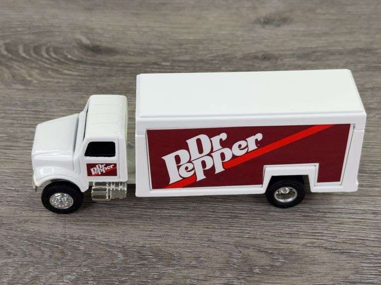 International Navistar Dr. Pepper Beverage Truck, 1/64, Ertl
