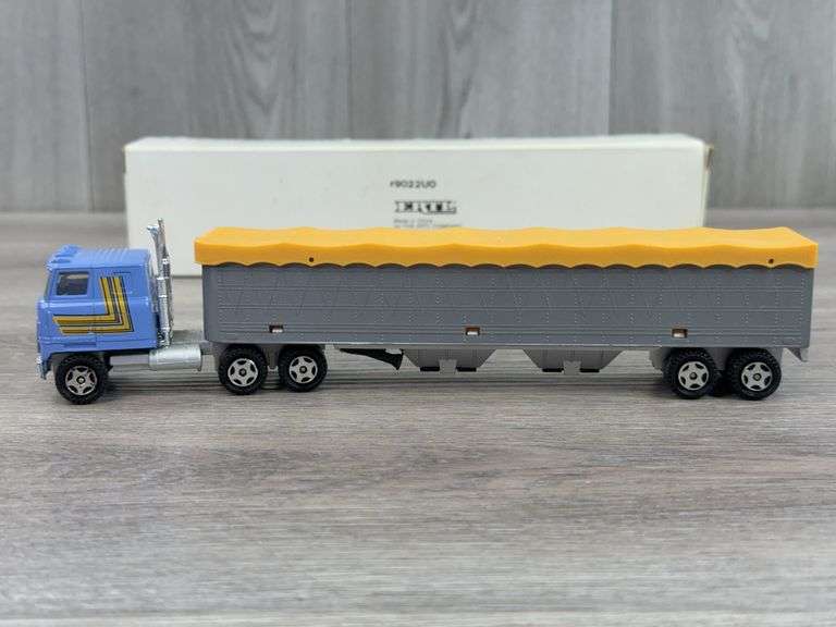 International Tractor With Grain Trailer, 1/64, Ertl
