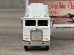 1993 Kenworth K100E A White- New Idea Christmas Tractor Trailer Lockable Coin Bank, 1/64, Liberty Classics Inc., Spec-Cast