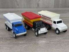 3 Fertilizer Spreaders, 1/64, Ertl,  2 are Custom