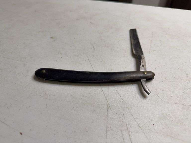 Vintage Straight Razor With Black Scales