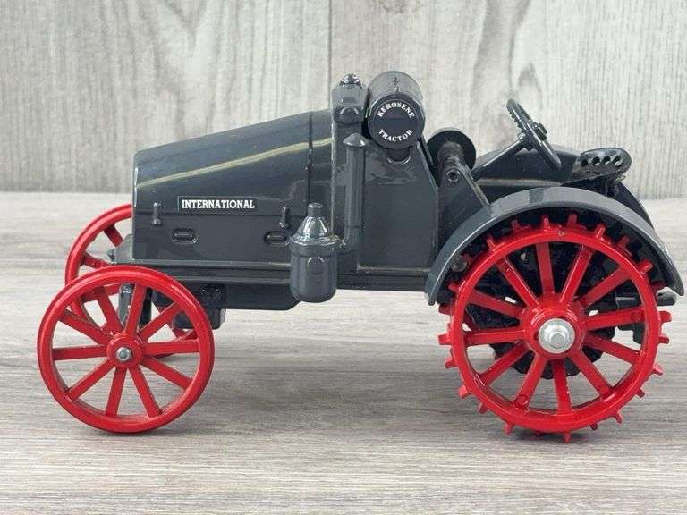 International 8-16 Kerosene Tractor, 1/16, Scale Models