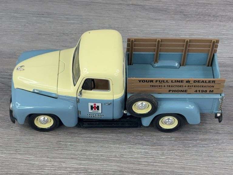 1954 International R-110 IH Sales & Service Truck, #44/504, 1/18, Liberty Classics, Limited Edition, Clear Case Included