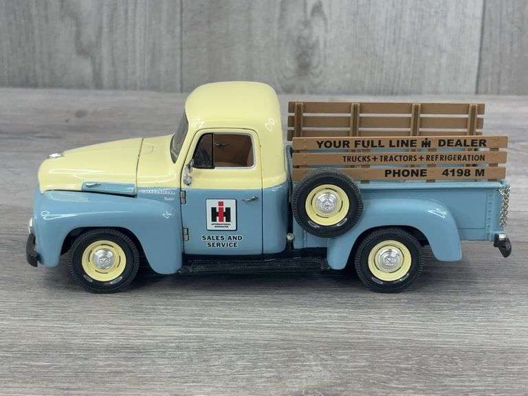 1954 International R-110 IH Sales & Service Truck, #44/504, 1/18, Liberty Classics, Limited Edition, Clear Case Included
