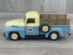 1954 International R-110 IH Sales & Service Truck, #44/504, 1/18, Liberty Classics, Limited Edition, Clear Case Included