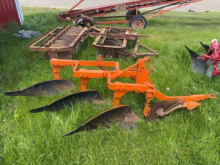 Allis-Chalmers 3 Bottom Moldboard Plow