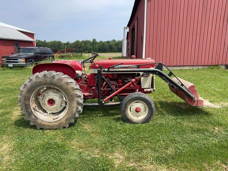ALLIS CHALMERS & INTERNATIONAL ANTIQUE TRACTOR & EQUIPMENT AUCTION