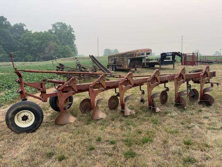 International 720 moldboard plow