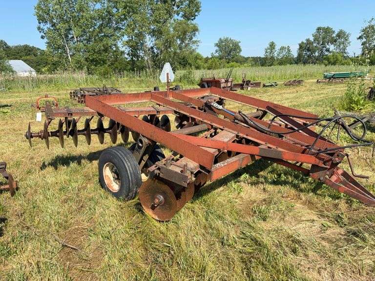 International 480 Disk - 13’ w/ Hydraulic Lift