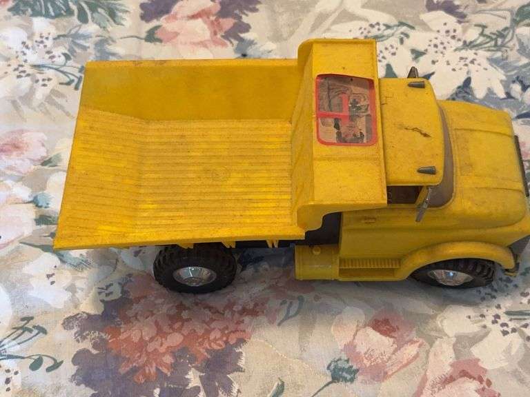Daisy-Matic D-0062 Plastic Dump Truck and John Deere Toy Trailer
