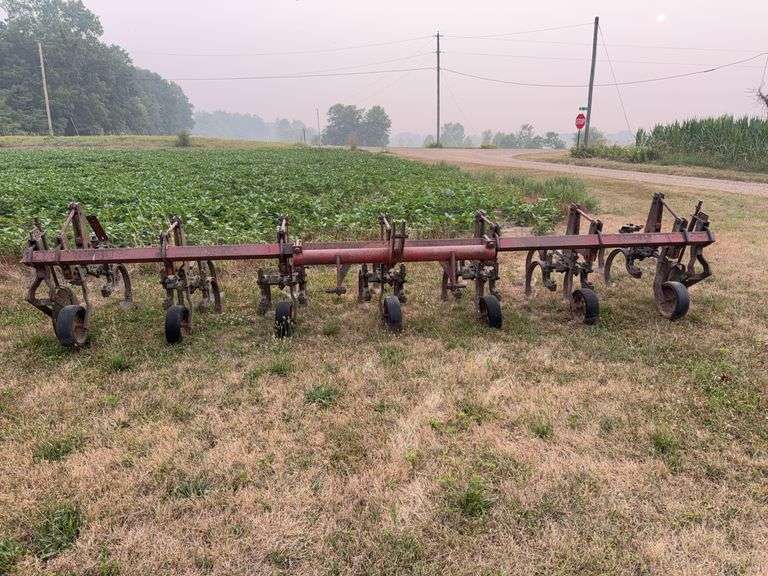 International Row cultivator