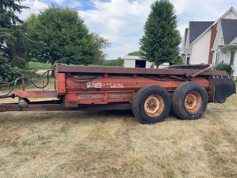 244 New idea tandem axle slop gate manure spreader