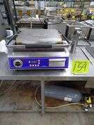 Globe GSG14D Deluxe 14" x 14" Smooth Cast Iron Top And Bottom Panini Sandwich Grill