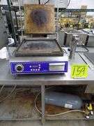 Globe GSG14D Deluxe 14" x 14" Smooth Cast Iron Top And Bottom Panini Sandwich Grill