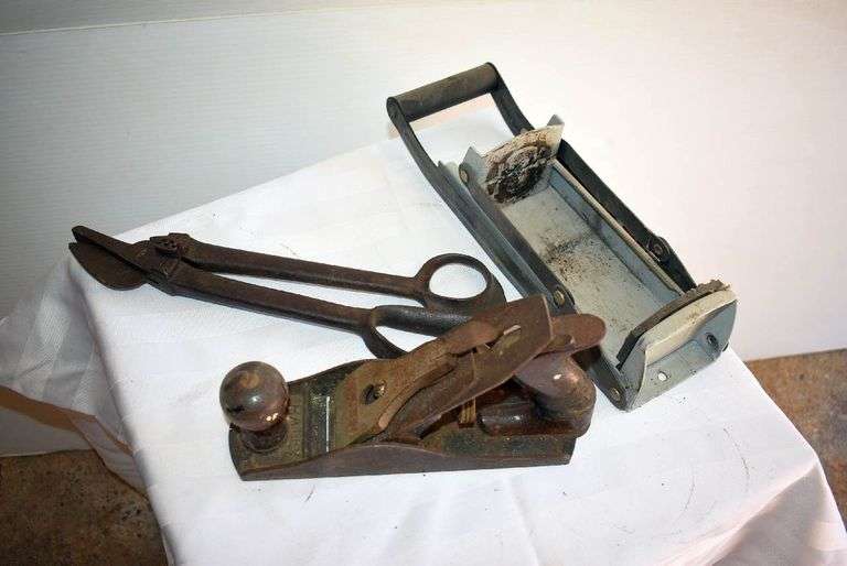 Grouping Old Tools - Shackelton Auctions Inc.