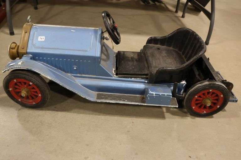 Marx Battery Ride MARX PLASTIC BATTERY OPERATED RIDE-ON CAR - Shackelton Auctions Inc.