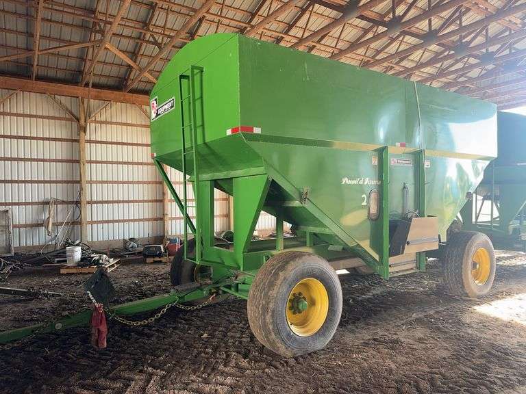 RJ 600 BUSHEL GRAVITY BOX & WAGON