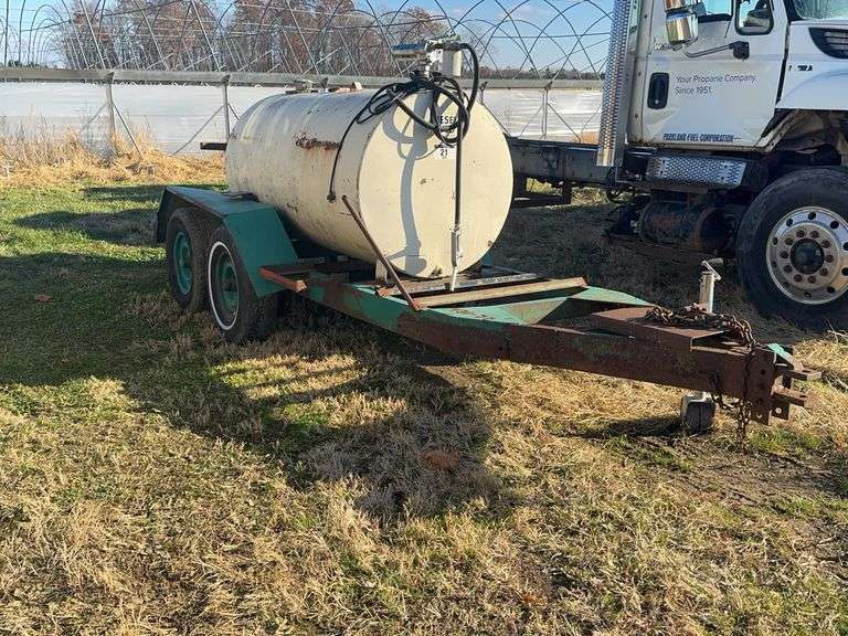 1360 LITRE TANDEM AXLE TRAILER AND FULL TANK