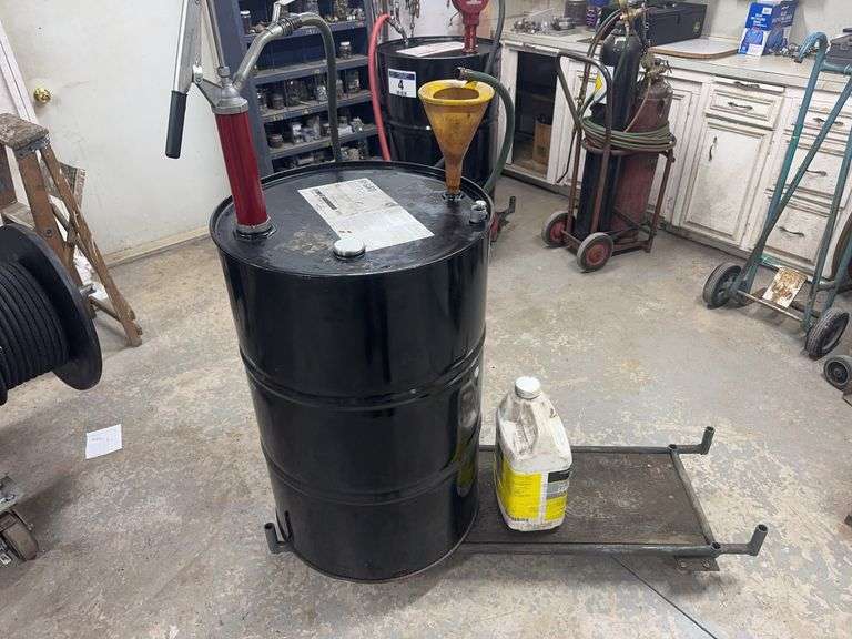 55 GALLON BARREL OF JOHN DEERE HYGARD OIL WITH PUMP & CART