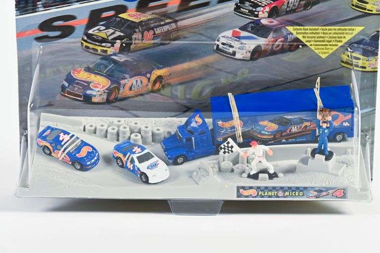 HOT WHEELS PLANET MICRO STOCK CAR RACING SET - Shackelton Auctions
