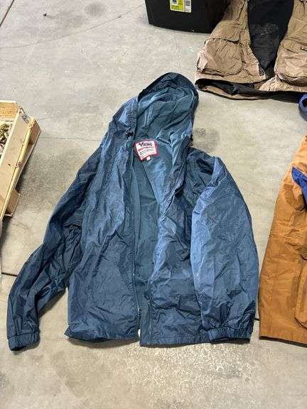TOTE OF ASSORTED JACKETS, SHIRTS AND SHORTS